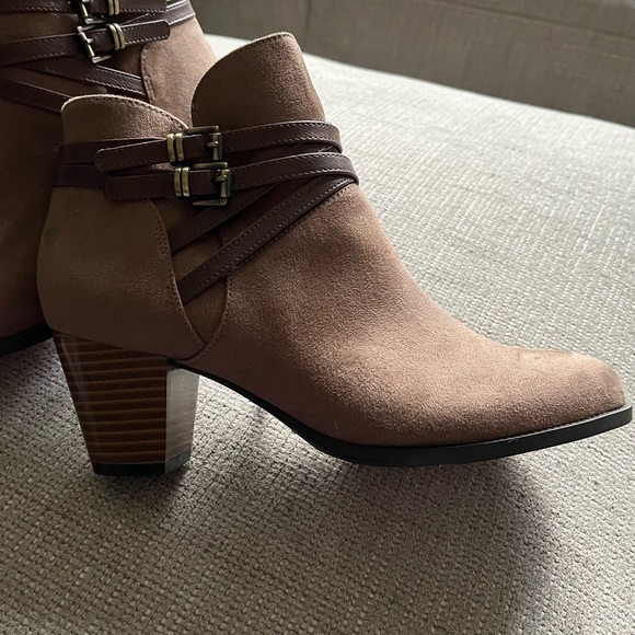 Size 8. Tan/brown booties with zipper - Picture 4 of 4